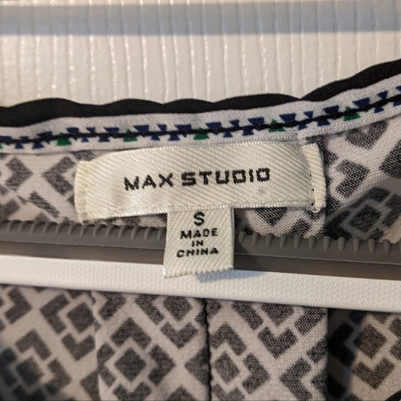 Like-New Max Studio Flowy Cold Shoulder Scoop Neck Patterned Top Size Small - Picture 2 of 7